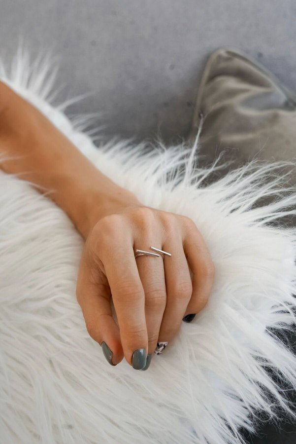 Серебряное кольцо  в стиле минимализм